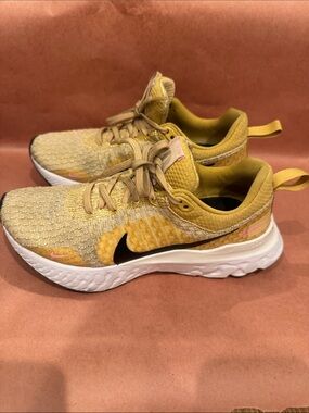 Nike Women’s Yellow and Black infinity flyknit size 7